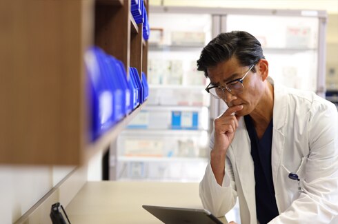 Hospital_Pharmacist_Viewing_iPad_4646